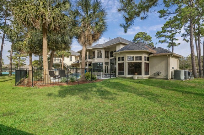 Building Photo - 600 Royal Oaks Dr