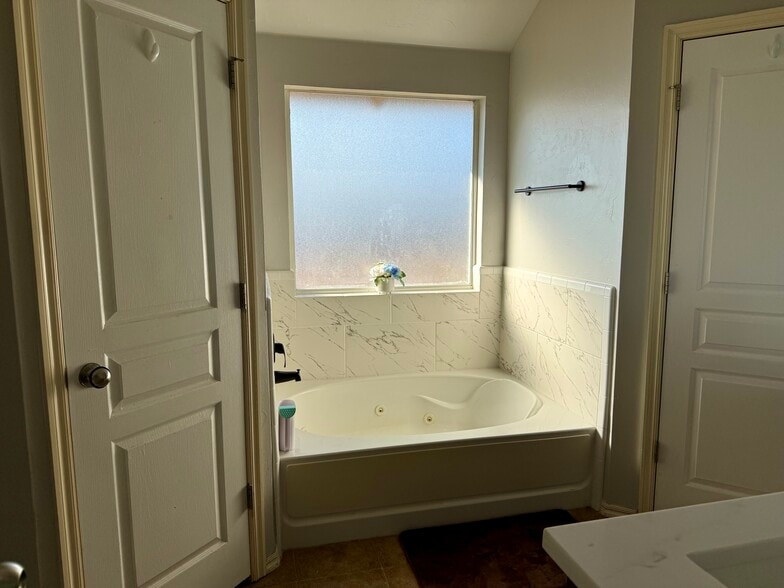 Building Photo - 15805 Prairie Run Dr