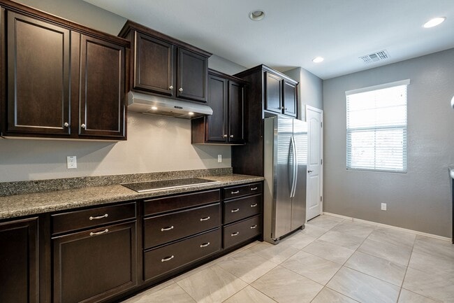 Building Photo - Move In Ready! Three Bedrooms - Beautiful ...