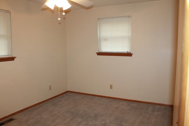 Building Photo - Fresh, Clean, Updated!