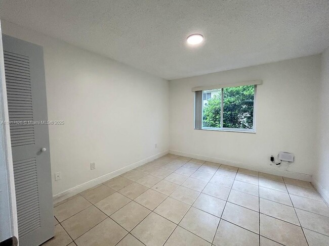 Building Photo - 450 S Park Rd