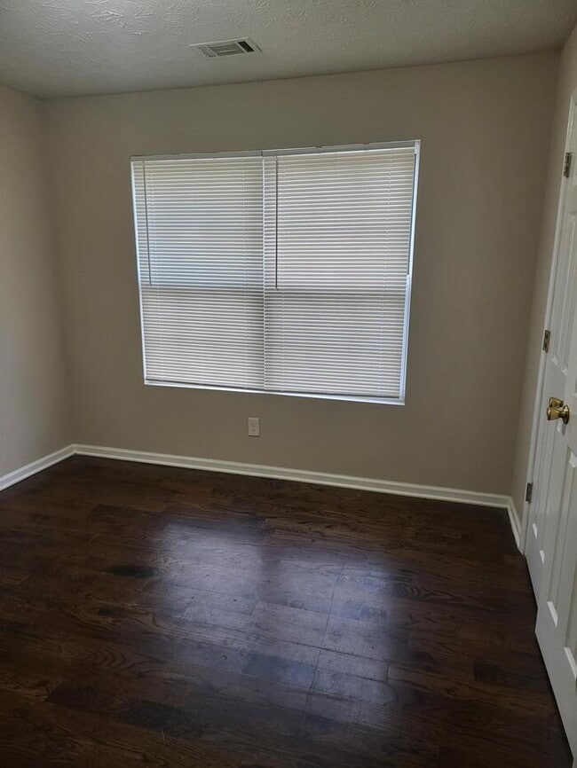 Building Photo - 4 bedroom Townhouse in Monroe
