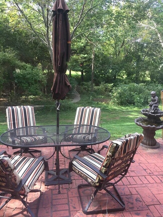 Spacious patio room - 2805 Ponca St