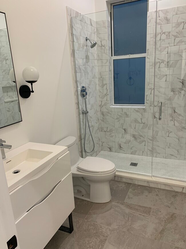 Bath 2 - Full - 18 W Ontario St