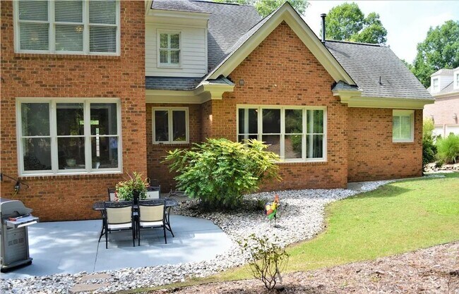 Building Photo - 4 bedroom/ 3.5 bathroom- Stonehouse