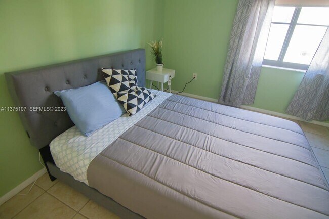 Building Photo - 753 Michigan Ave