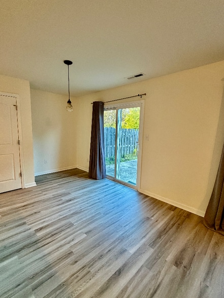 Building Photo - 7952 Bombay Ln