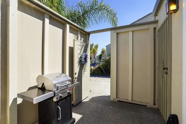 Building Photo - Spacious 1,550 Sq Ft Townhome | 2-Car Garage & High Ceilings w/ Exposed Beams