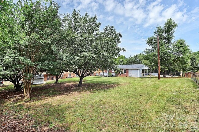 Building Photo - 1017 McLain Rd