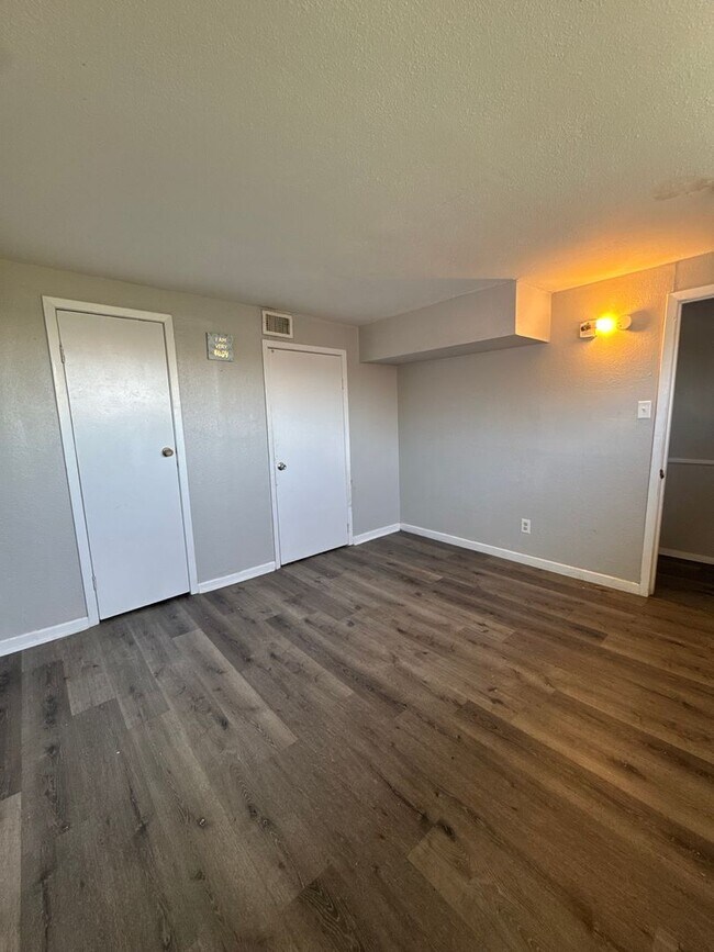 Building Photo - Updated 2-Bed, 2-Bath Duplex