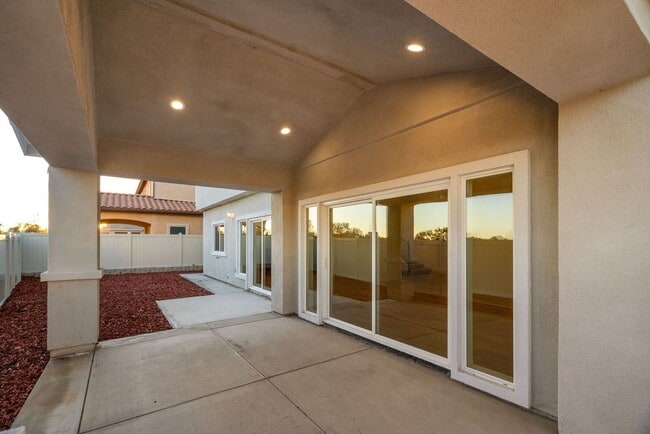 Building Photo - 4 Bedroom house with view