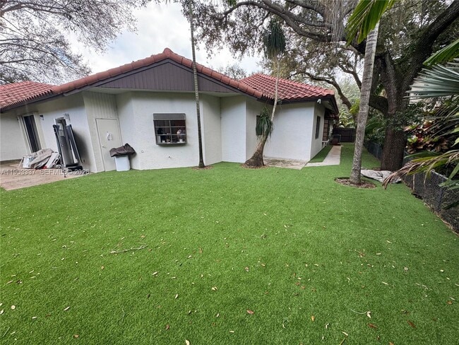 Building Photo - 3911 SW 56th Ct