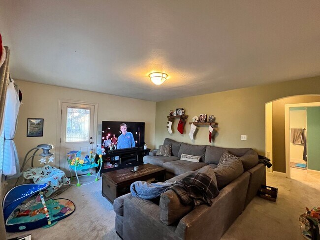 Building Photo - Spacious home with large yard & Detached G...