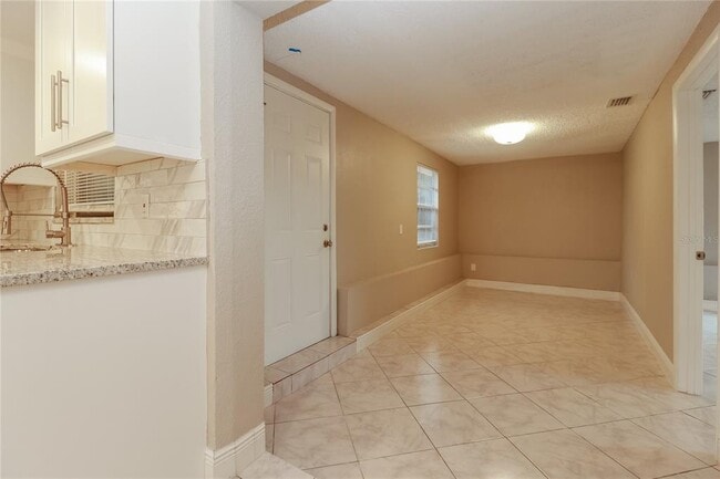 Building Photo - 9226 Rainbow Ln