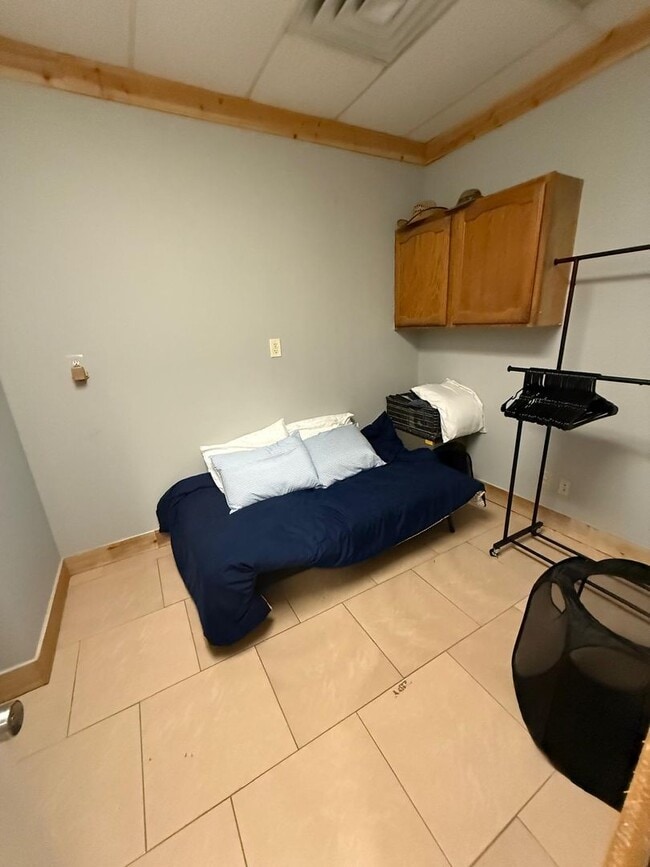 Building Photo - Affordable, Unique 3 bedroom