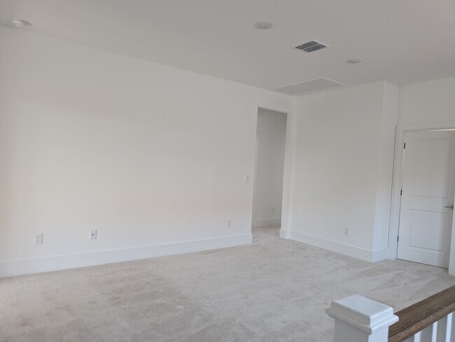 Building Photo - 2102 N Woodburn Pl