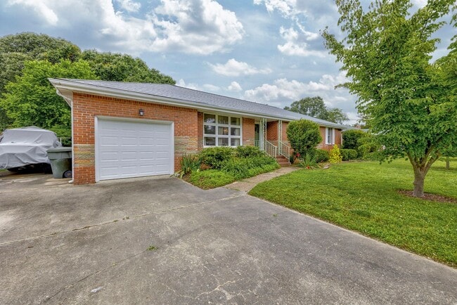 Building Photo - 3 Bedroom, Meticulously Maintained Updated...