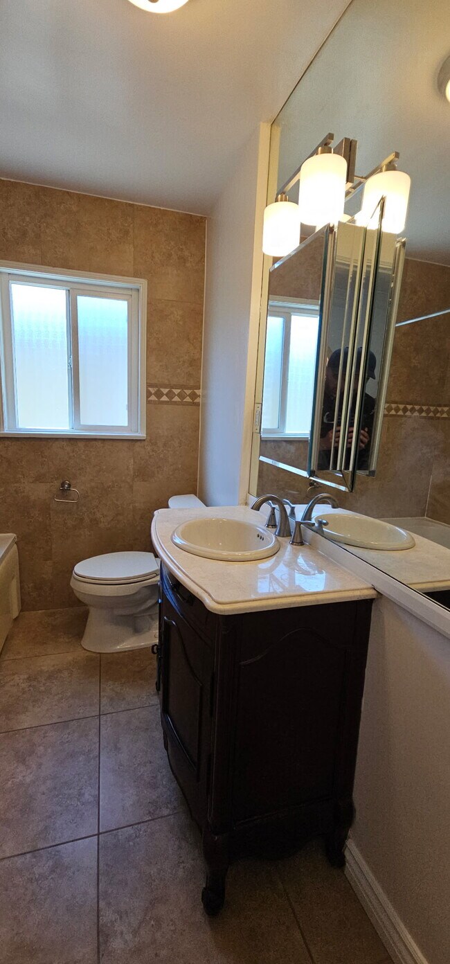 Building Photo - 449 S Doheny Dr