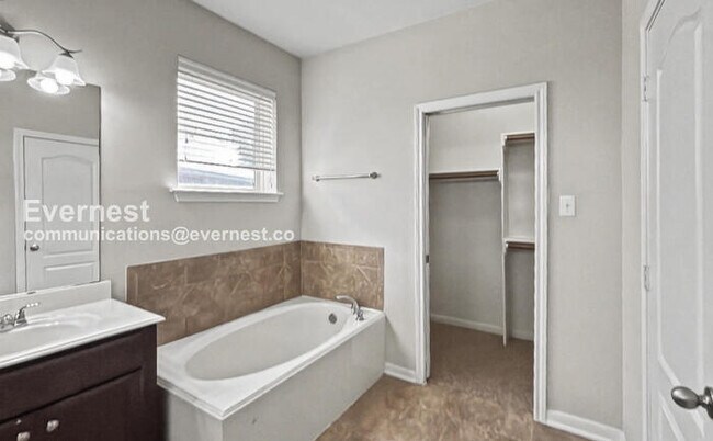 Building Photo - 3 Bed, 2 Bath Home with Fenced Yard & Garage / Pet-Friendly / Available Now!