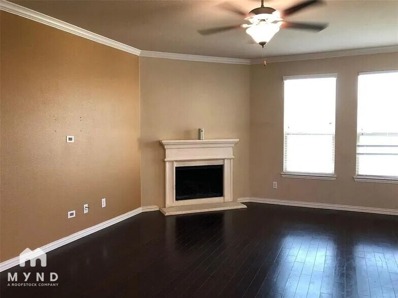 Building Photo - 5813 Valley Haven Way