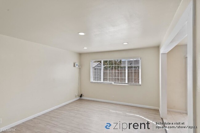 Building Photo - 4 br, 2 bath 4plex - 1935 Kinross Way, San...