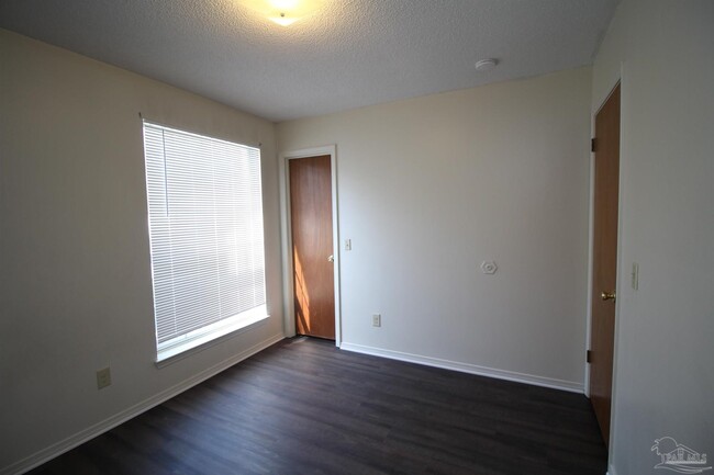 Building Photo - 420 Oak Knoll Ln