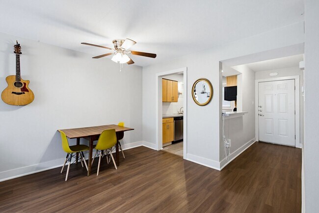 Building Photo - 2 Bed 1 Bath Condo by UT and CapMetro Stop