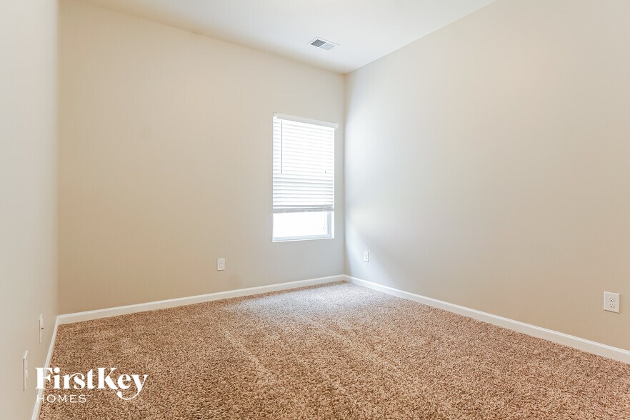 Building Photo - 383 W Park Dr