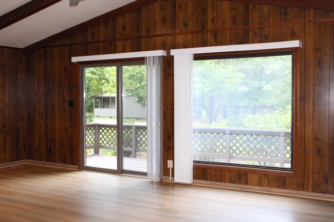 Building Photo - 113 Lake Dr