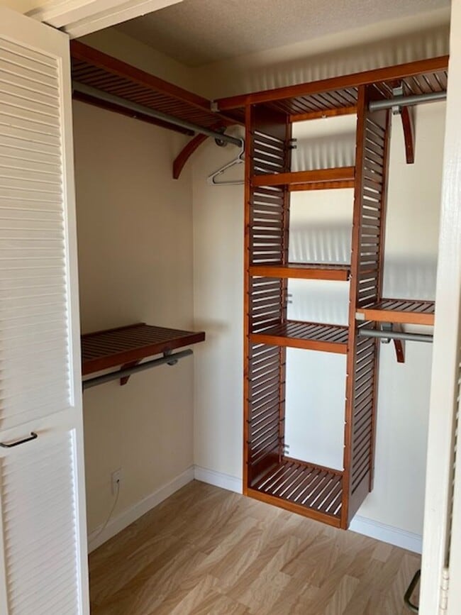 Building Photo - Quiet Mountain View Unit $2,900 2bd, 2ba, 2park; 3rd floor walk up