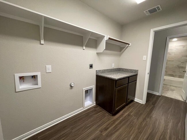 Building Photo - 7519 Broadmoor Cv