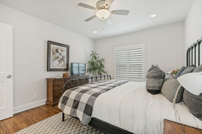 Building Photo - BEAUTIFUL FIRST FLOOR, 2-BEDROOM APARTMENT IN OLMOS PARK