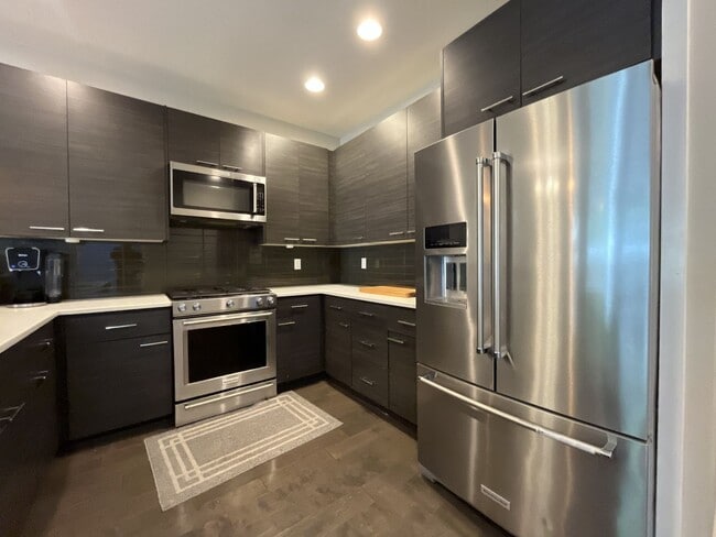 Building Photo - Spacious 2,511 Sq Ft Wilsonville Townhome with Vaulted Loft, Modern Kitchen & Attached Two-Car Ga...