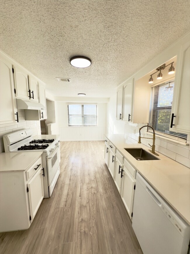 Building Photo - 8613 S Independence Ave