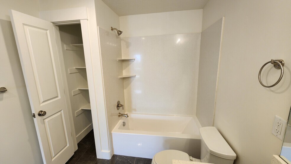 Tub/Shower & Linen Closet - 1467 N Orchard Ridge Ln