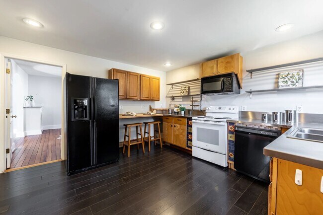 Building Photo - Walk to Main Street Restaurants and Downtown! Charming home, just like grandma's house!