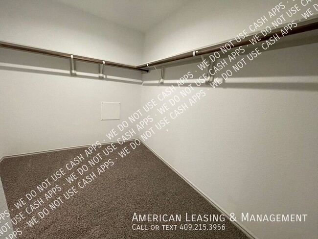 Building Photo - 1585 Holly Trails