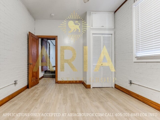 Building Photo - *COMING SOON!* UPDATED 3 BED/2 BATH DUPLEX...