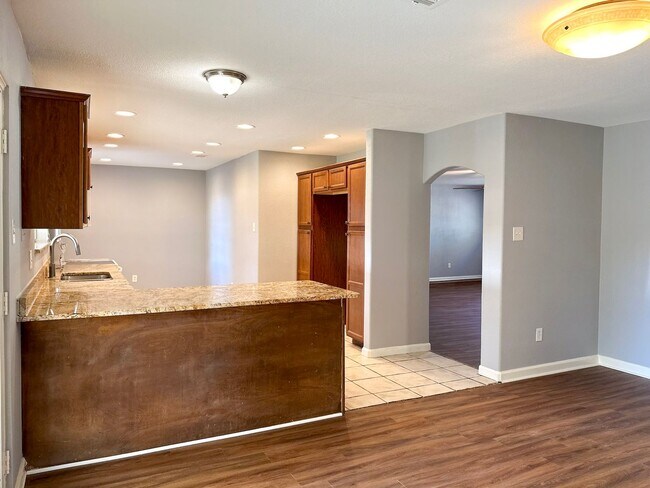 Building Photo - 3 Bedroom / 2 Bath