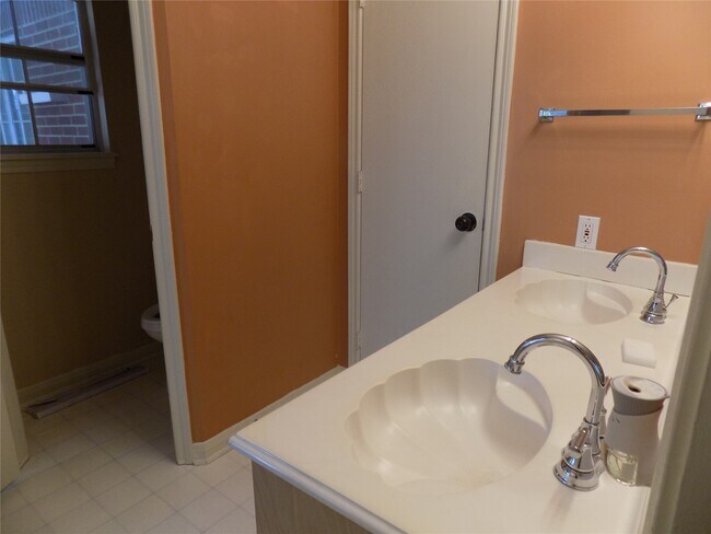 Building Photo - 22623 River Birch Dr