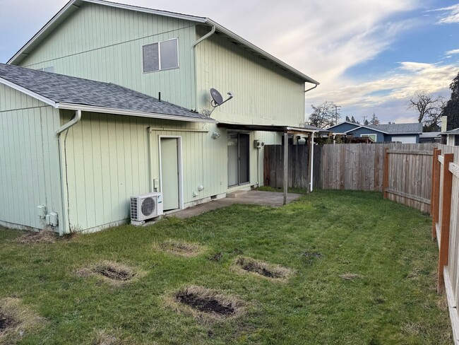 Building Photo - Updated 2 bedroom 1 1/2 bath duplex in Springfield!