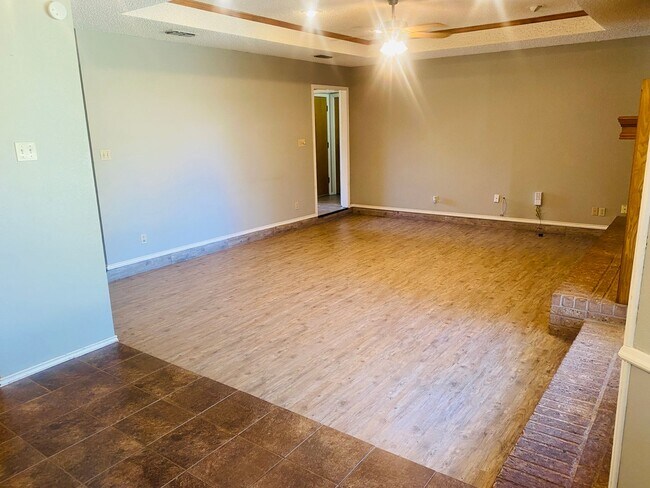Building Photo - 3 bed 2 bath 2 car garage! Self Showing