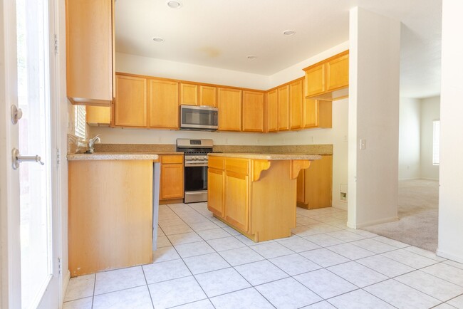 Building Photo - Stunning 4-Bedroom Home for Rent in Brawley!