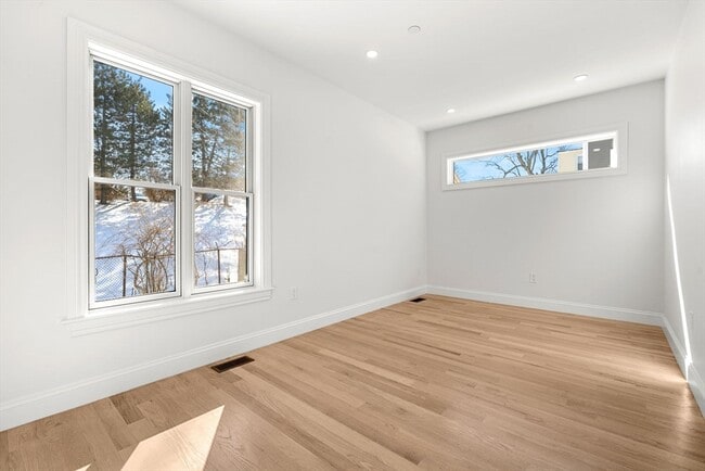 Building Photo - 53 Dustin St