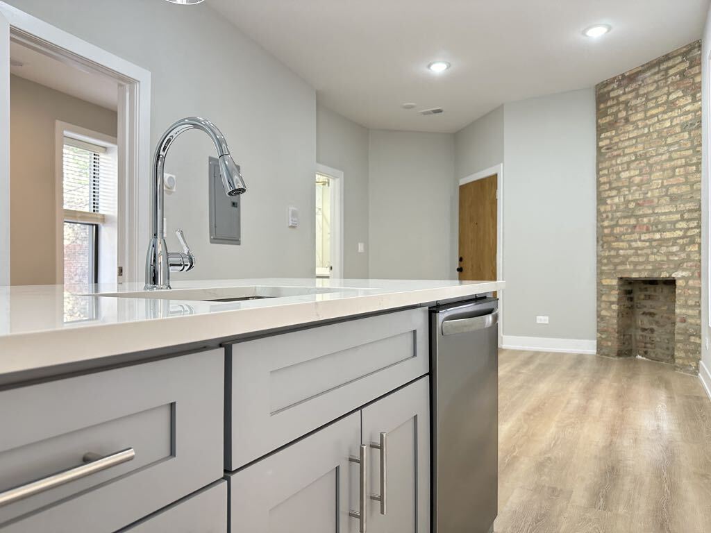 Building Photo - 452 W Belden Ave
