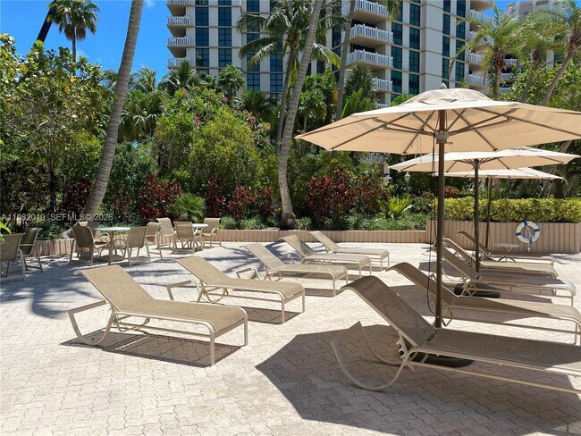 Building Photo - 1121 Crandon Blvd