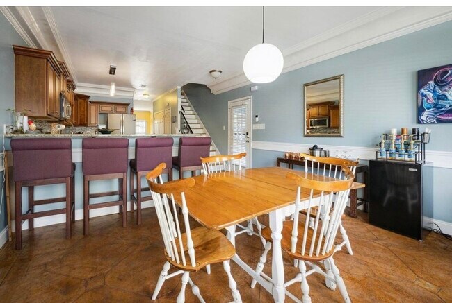 Building Photo - 2065 Peabody Ave