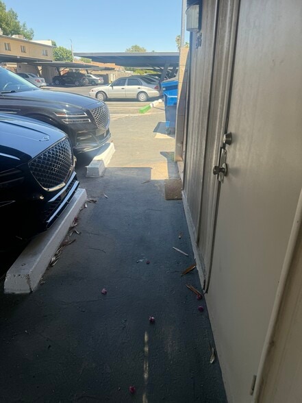 close parking behind unit - 2936 E Clarendon Ave