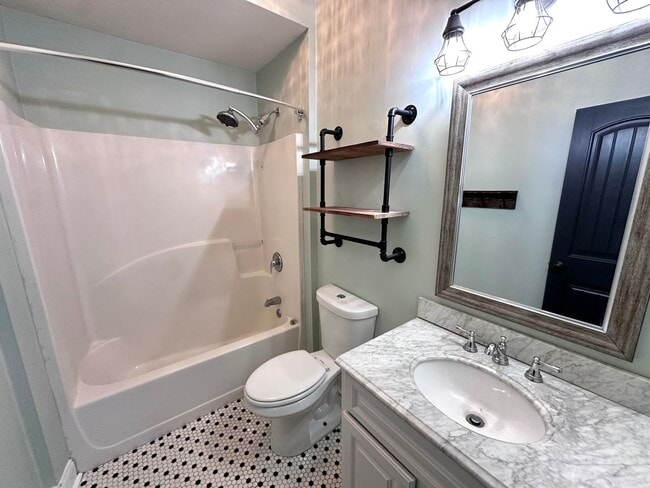 Building Photo - 2 Bedrooms, 1 Bathroom - House in Celanease!