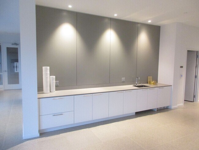 Building Photo - The Vista - 2 bed/2.5 bath Pearl District Condo w/parking/storage/concierge/most utilities/amenities